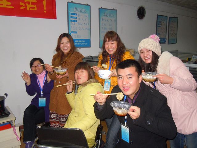 伙伴齊聚一堂享受冬至餃子宴