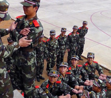 官兵參加心理行為素質訓練