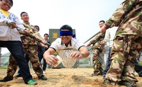 官兵參加拓展器材訓練