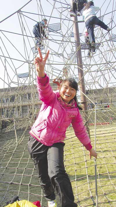 孩子們在挑戰拓展設備項目中
