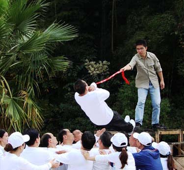 干部在進(jìn)行拓展器材-信任背摔項(xiàng)目中