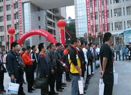 向拓展訓練器材基地出發了