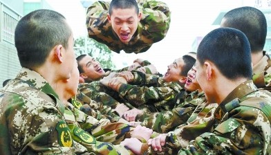 新兵體驗拓展器械訓練項目中