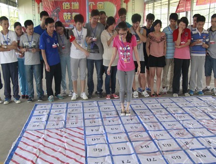 學(xué)生體驗(yàn)拓展器械訓(xùn)練項(xiàng)目中